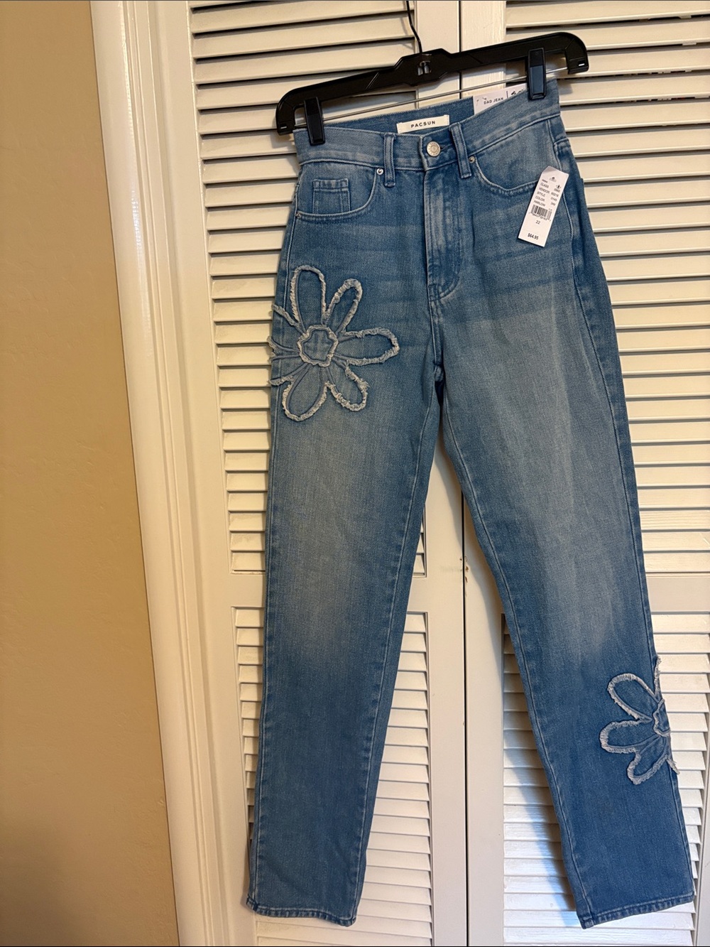 PacSun Blue Jeans with embroidered Flower Appliqués never worn Dad jean, 22